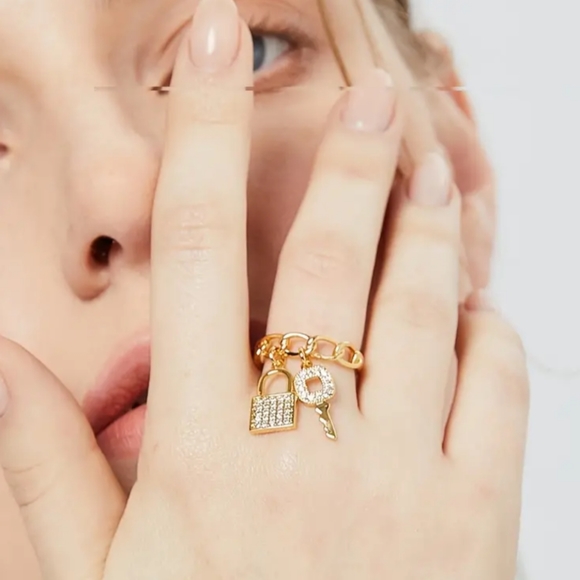 Gold tone Lock and Key Adjustable ring - Picture 3 of 6